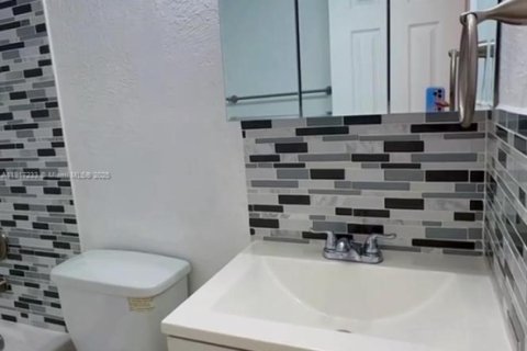 Adosado en venta en Hialeah, Florida, 4 dormitorios, 186.73 m2 № 1973457 - foto 15