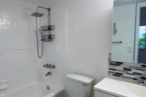 Adosado en venta en Hialeah, Florida, 4 dormitorios, 186.73 m2 № 1973457 - foto 12