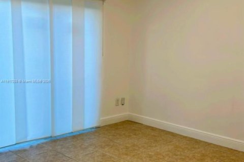 Adosado en venta en Hialeah, Florida, 4 dormitorios, 186.73 m2 № 1973457 - foto 4