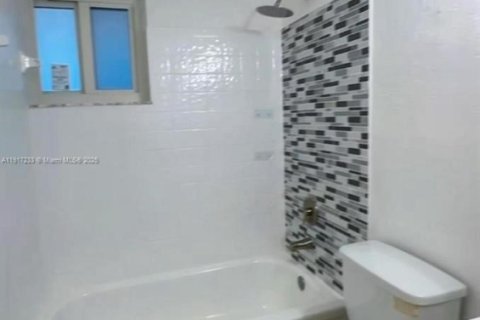 Adosado en venta en Hialeah, Florida, 4 dormitorios, 186.73 m2 № 1973457 - foto 14