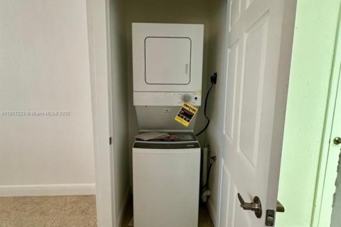 Adosado en venta en Hialeah, Florida, 4 dormitorios, 186.73 m2 № 1973457 - foto 10