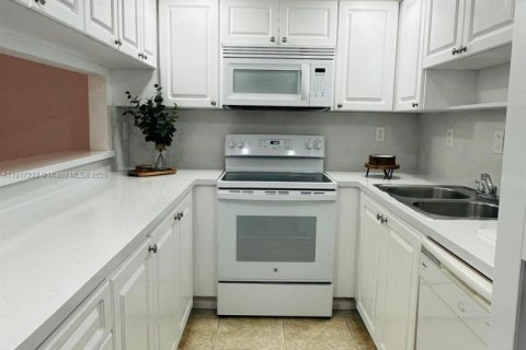 Adosado en venta en Hialeah, Florida, 4 dormitorios, 186.73 m2 № 1973457 - foto 8