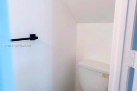 Adosado en venta en Hialeah, Florida, 4 dormitorios, 186.73 m2 № 1973457 - foto 6