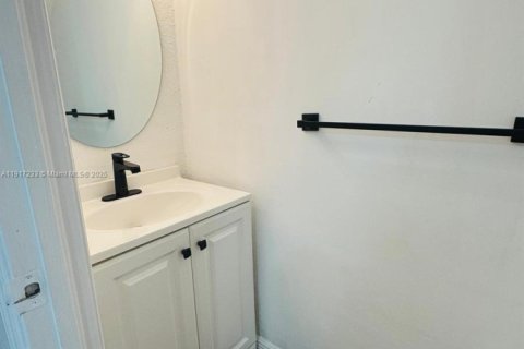 Adosado en venta en Hialeah, Florida, 4 dormitorios, 186.73 m2 № 1973457 - foto 9