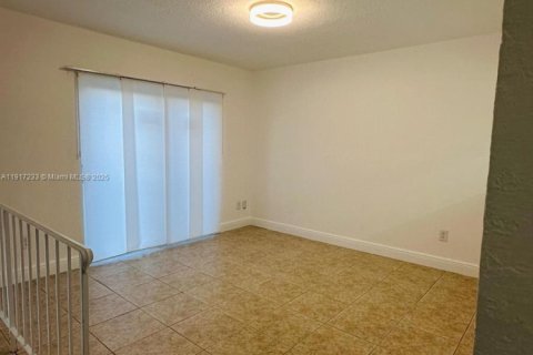 Adosado en venta en Hialeah, Florida, 4 dormitorios, 186.73 m2 № 1973457 - foto 16