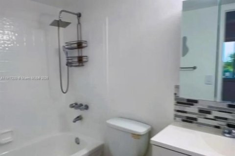 Adosado en venta en Hialeah, Florida, 4 dormitorios, 186.73 m2 № 1973457 - foto 13