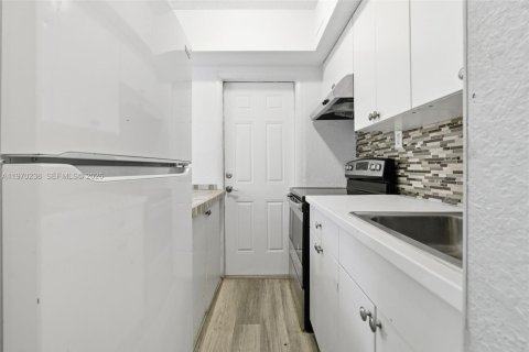 Commercial property in Miami, Florida 282.05 sq.m. № 2042230 - photo 10