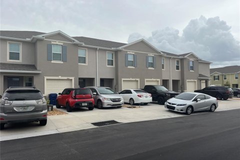 Townhouse in Howey-in-the-Hills, Florida 3 bedrooms, 154.22 sq.m. № 1609449 - photo 1