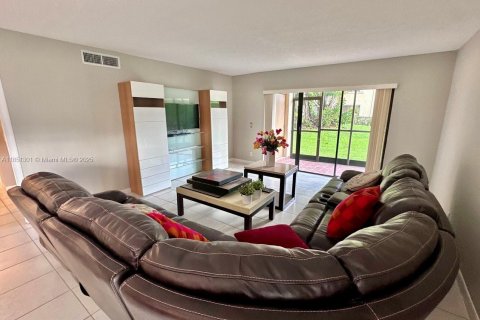 Condo in Weston, Florida, 2 bedrooms  № 1855334 - photo 11