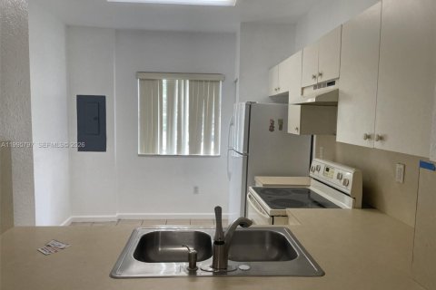 Touwnhouse à vendre à Tamarac, Floride: 2 chambres, 112.78 m2 № 2063986 - photo 11