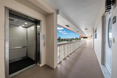 Copropriété à vendre à Hallandale Beach, Floride: 2 chambres, 105.82 m2 № 1997786 - photo 24
