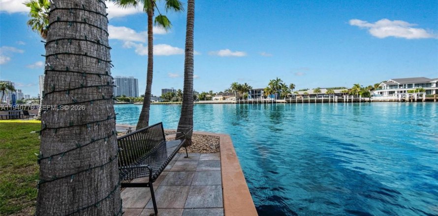 Condo à Hallandale Beach, Floride, 2 chambres № 1997786