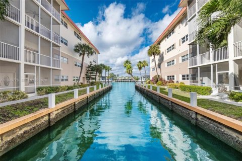 Copropriété à vendre à Hallandale Beach, Floride: 2 chambres, 105.82 m2 № 1997786 - photo 27