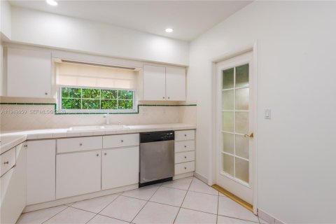 Снять в аренду виллу или дом в Корал-Гейблс, Флорида 3 спальни, 134.71м2, № 2005577 - фото 6