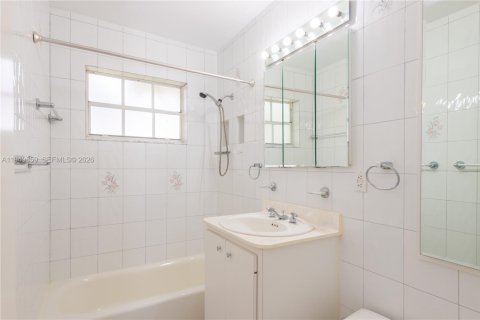 Снять в аренду виллу или дом в Корал-Гейблс, Флорида 3 спальни, 134.71м2, № 2005577 - фото 12