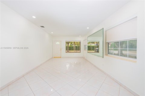 Снять в аренду виллу или дом в Корал-Гейблс, Флорида 3 спальни, 134.71м2, № 2005577 - фото 4