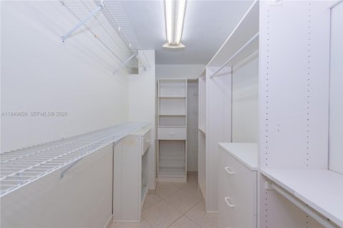 Снять в аренду виллу или дом в Корал-Гейблс, Флорида 3 спальни, 134.71м2, № 2005577 - фото 8