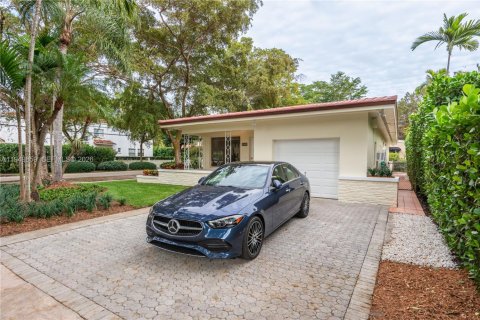 Снять в аренду виллу или дом в Корал-Гейблс, Флорида 3 спальни, 134.71м2, № 2005577 - фото 3