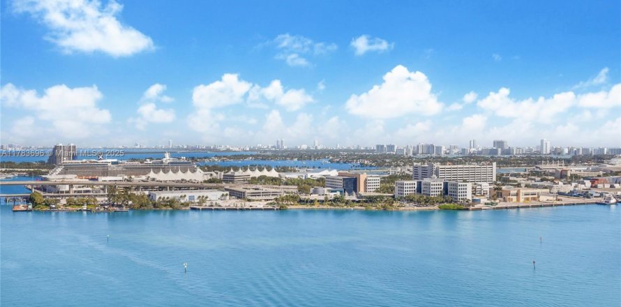 Condominio en Miami, Florida, 1 dormitorio  № 1705814