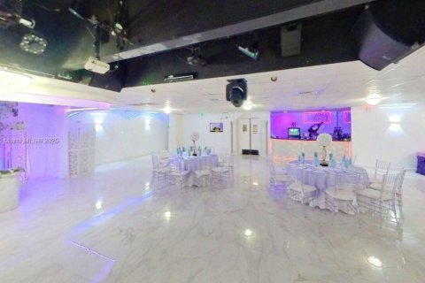 Propiedad comercial en venta en Miami, Florida № 1683889 - foto 2