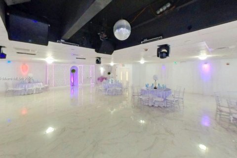Propiedad comercial en venta en Miami, Florida № 1683889 - foto 3