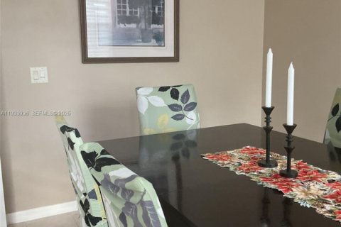 Casa en venta en Port St. Lucie, Florida, 3 dormitorios, 154.5 m2 № 1992209 - foto 2