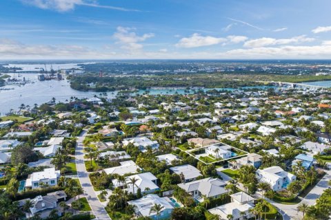 House in Jupiter Inlet Colony, Florida 5 bedrooms, 289.76 sq.m. № 981743 - photo 1
