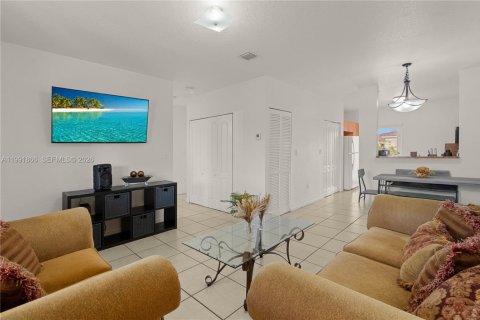 Купить кондоминиум в Хайалиа, Флорида 5 комнат, 95.69м2, № 2056646 - фото 4