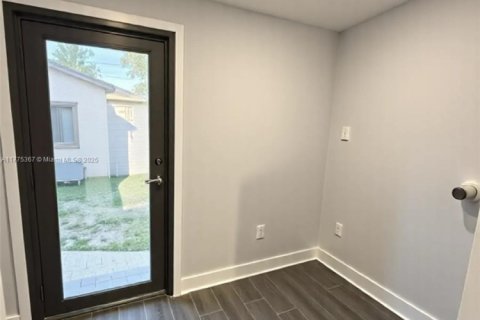 Commercial property in Miami, Florida 115.94 sq.m. № 1628069 - photo 8