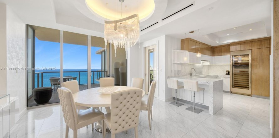 Кондоминиум с 2 спальнями в Бэл-Харбор, Флорида № 1964393