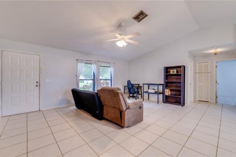 House in Cape Coral, Florida 3 bedrooms, 180.79 sq.m. № 2341803 - photo 4