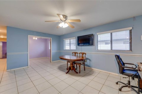 House in Cape Coral, Florida 3 bedrooms, 180.79 sq.m. № 2341803 - photo 10