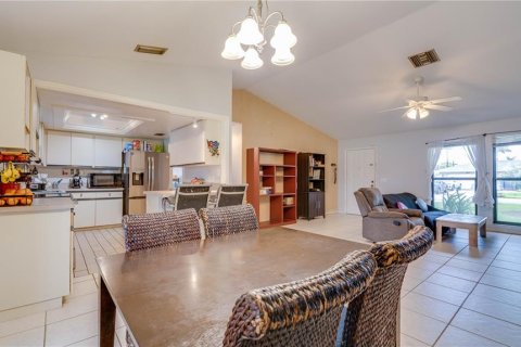 House in Cape Coral, Florida 3 bedrooms, 180.79 sq.m. № 2341803 - photo 6