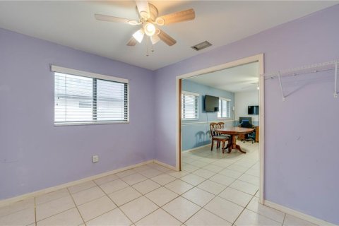 House in Cape Coral, Florida 3 bedrooms, 180.79 sq.m. № 2341803 - photo 15