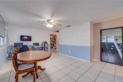 House in Cape Coral, Florida 3 bedrooms, 180.79 sq.m. № 2341803 - photo 12