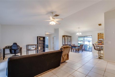 House in Cape Coral, Florida 3 bedrooms, 180.79 sq.m. № 2341803 - photo 2