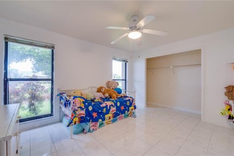 House in Cape Coral, Florida 3 bedrooms, 180.79 sq.m. № 2341803 - photo 25