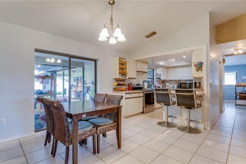 House in Cape Coral, Florida 3 bedrooms, 180.79 sq.m. № 2341803 - photo 5