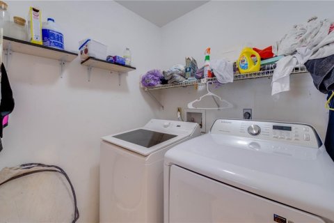 House in Cape Coral, Florida 3 bedrooms, 180.79 sq.m. № 2341803 - photo 16