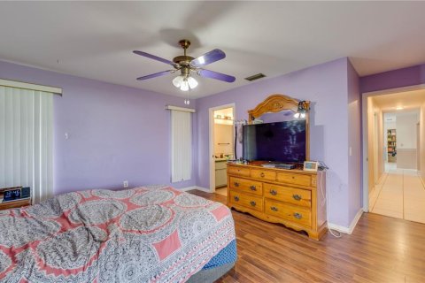 House in Cape Coral, Florida 3 bedrooms, 180.79 sq.m. № 2341803 - photo 18