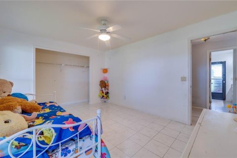 House in Cape Coral, Florida 3 bedrooms, 180.79 sq.m. № 2341803 - photo 26