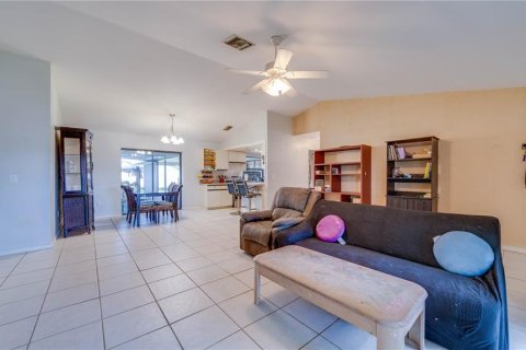 House in Cape Coral, Florida 3 bedrooms, 180.79 sq.m. № 2341803 - photo 3