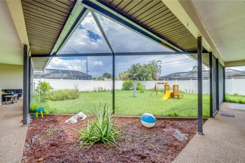 House in Cape Coral, Florida 3 bedrooms, 180.79 sq.m. № 2341803 - photo 27
