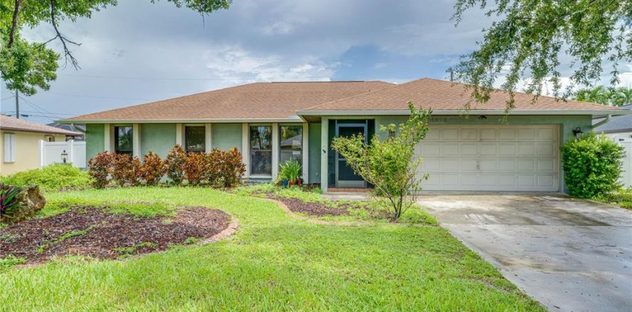 House in Cape Coral, Florida 3 bedrooms, 180.79 sq.m. № 2341803