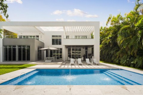 Купить виллу или дом в Корал-Гейблс, Флорида 6 спален, 504.83м2, № 1968093 - фото 1