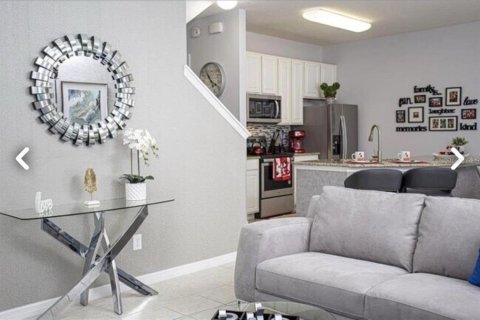 Touwnhouse à vendre à Kissimmee, Floride: 4 chambres, 151.99 m2 № 2295299 - photo 3