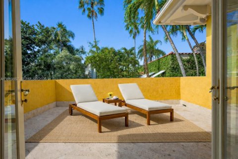 House in Miami Beach, Florida 4 bedrooms, 469.34 sq.m. № 2178835 - photo 25