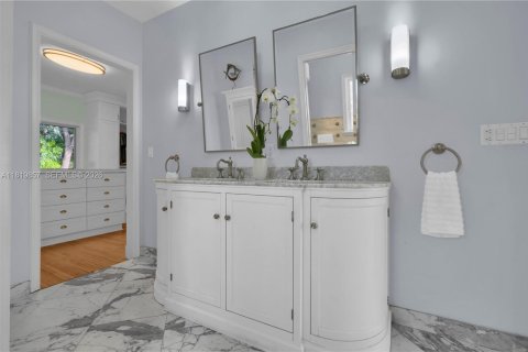 House in Miami Beach, Florida 4 bedrooms, 469.34 sq.m. № 2178835 - photo 27