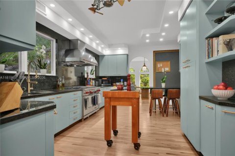 House in Miami Beach, Florida 4 bedrooms, 469.34 sq.m. № 2178835 - photo 14