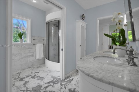House in Miami Beach, Florida 4 bedrooms, 469.34 sq.m. № 2178835 - photo 28